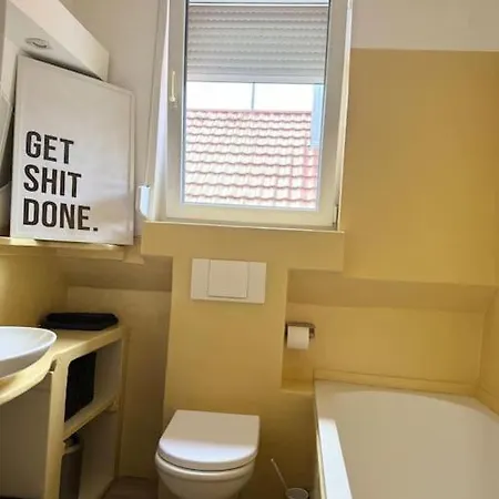 100 M2, 3 Zimmer, Parkplaetze, Balkon, Europapark Apartament *