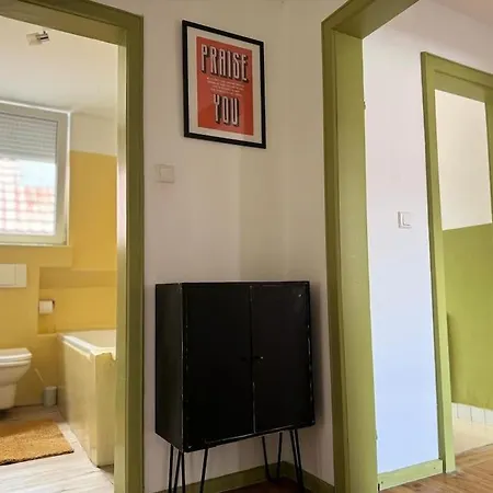 100 M2, 3 Zimmer, Parkplaetze, Balkon, Europapark Apartament *